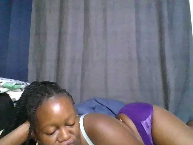 le modèle Pretty-vee est en webcam porno dans un show sur le site bongacams, il possède les tags suivants: Ebony,Brunette,Trimmed