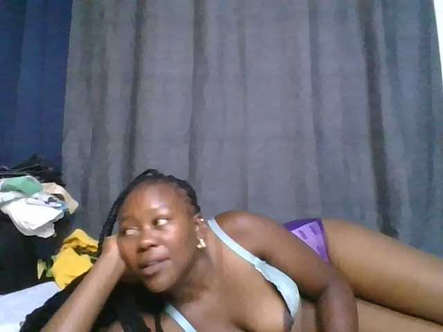 Pretty-vee live cam on BongaCams