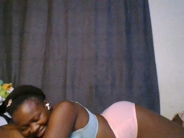 Pretty-vee live cam on BongaCams