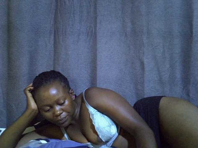 Pretty-vee live cam on BongaCams