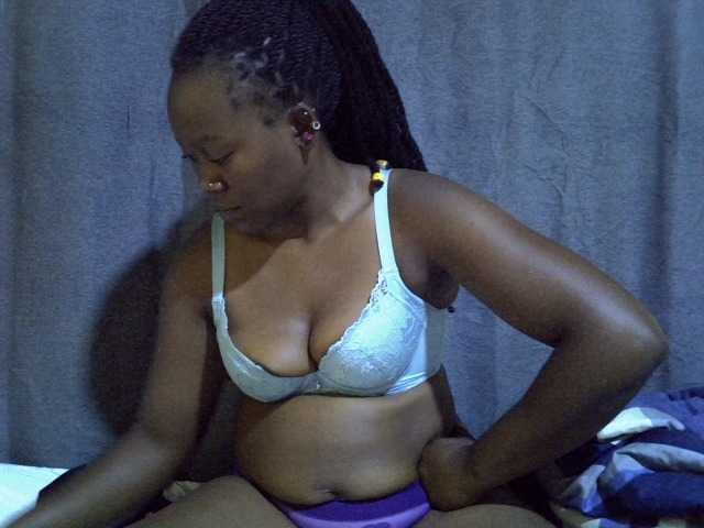 Pretty-vee live cam on BongaCams