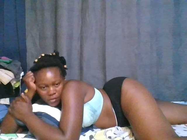 Pretty-vee live cam on BongaCams