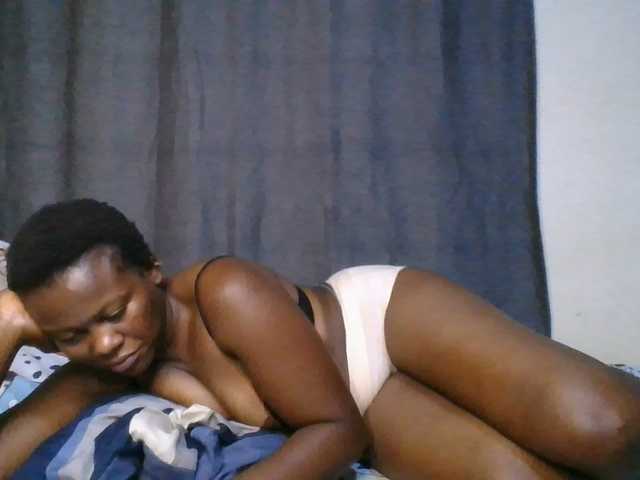 Pretty-vee live cam on BongaCams