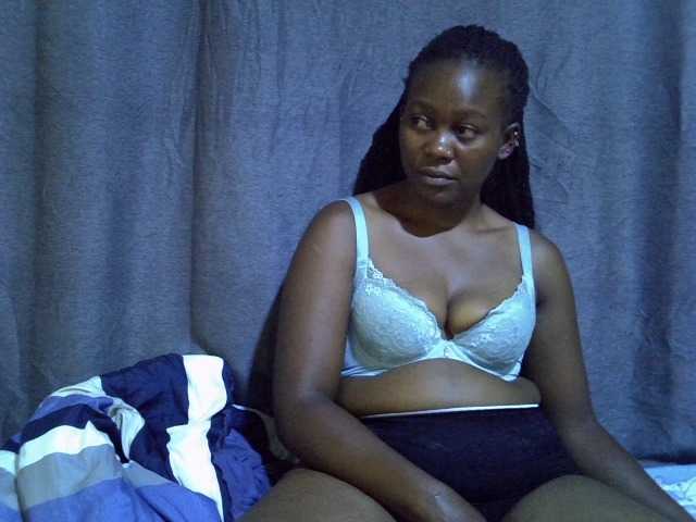 Pretty-vee live cam on BongaCams