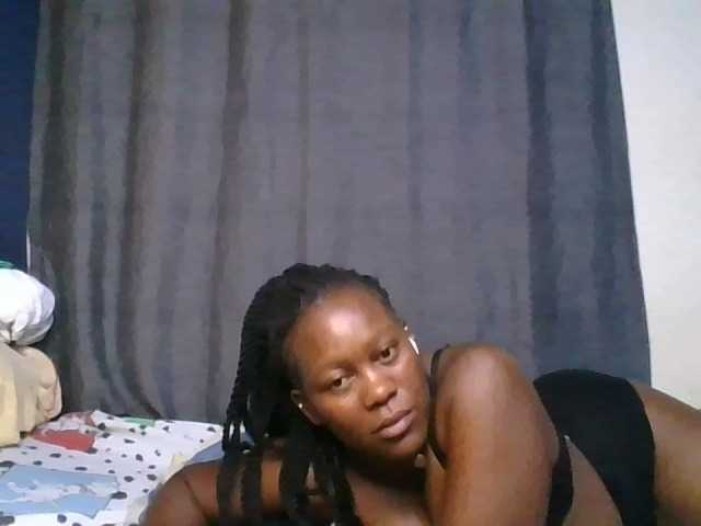 Pretty-vee live cam on BongaCams