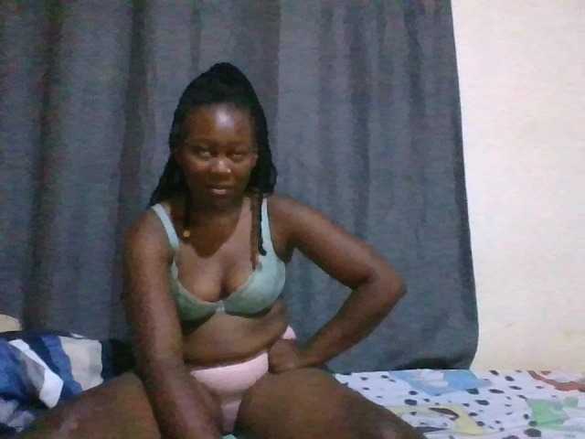 Pretty-vee live cam on BongaCams