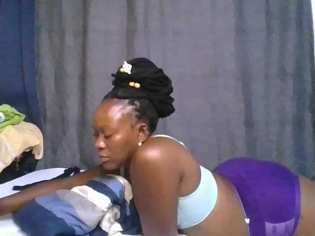 Pretty-vee live cam on BongaCams