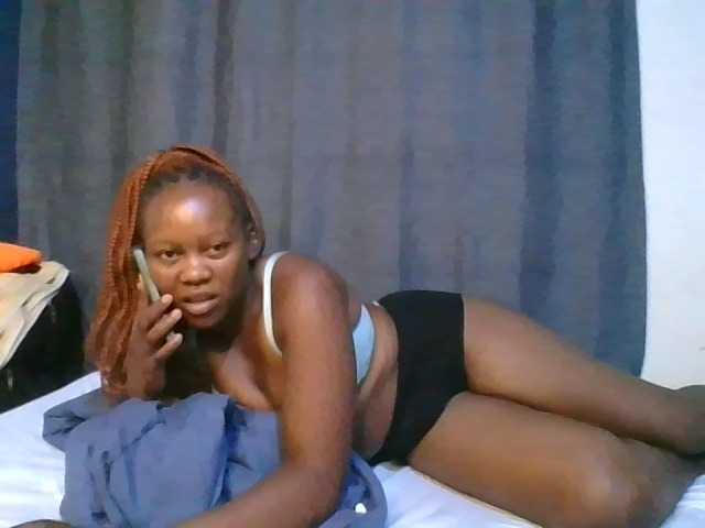 Pretty-vee live cam on BongaCams
