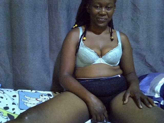 Pretty-vee live cam on BongaCams