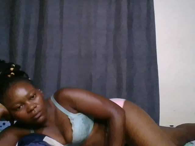 Pretty-vee live cam on BongaCams