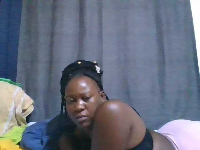 le modèle Pretty-vee est en webcam porno dans un show sur le site bongacams, il possède les tags suivants: Ebony,Brunette,Trimmed