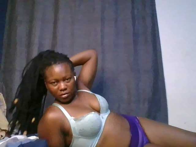 Pretty-vee live cam on BongaCams