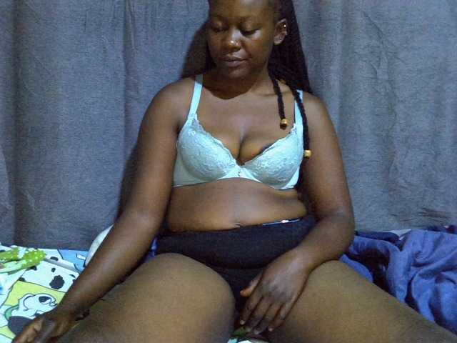 Pretty-vee live cam on BongaCams