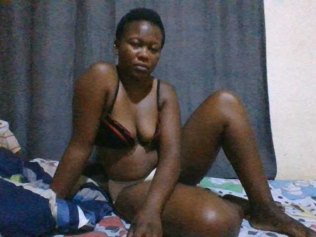 Pretty-vee live cam on BongaCams