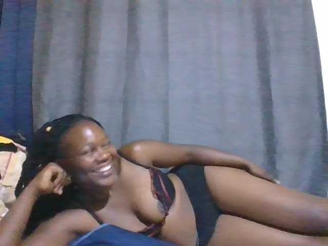 Pretty-vee live cam on BongaCams