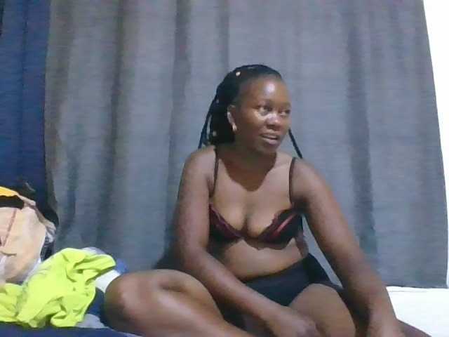 Pretty-vee live cam on BongaCams