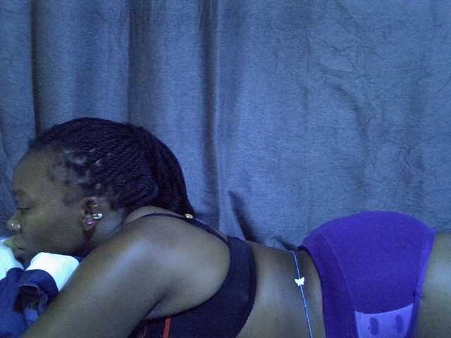 Pretty-vee live cam on BongaCams