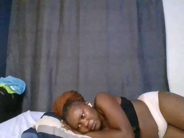 Pretty-vee live cam on BongaCams