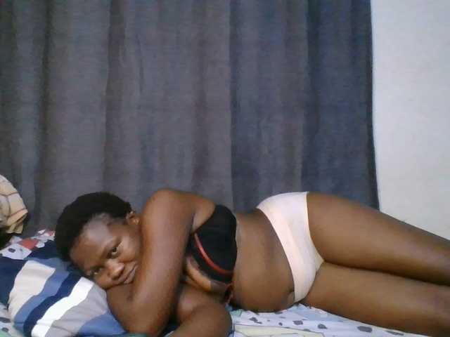 Pretty-vee live cam on BongaCams