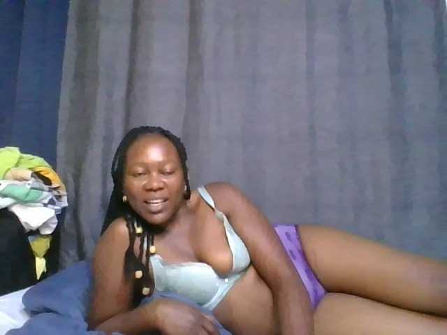 Pretty-vee live cam on BongaCams