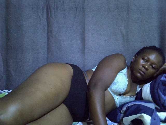Pretty-vee live cam on BongaCams