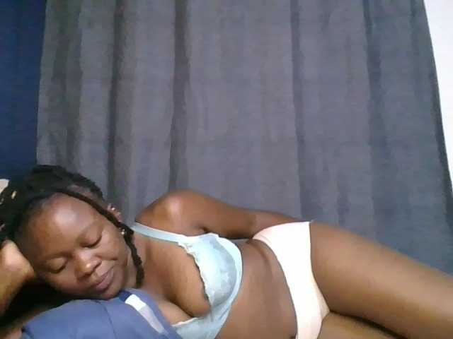 Pretty-vee live cam on BongaCams