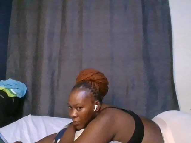 Pretty-vee live cam on BongaCams