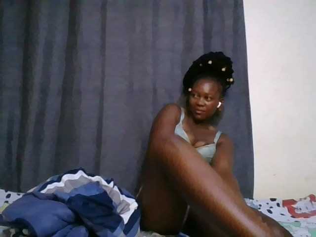 Pretty-vee live cam on BongaCams