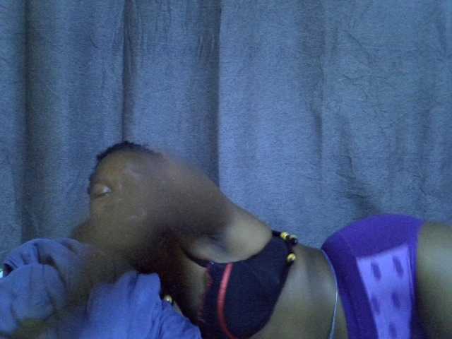 Pretty-vee live cam on BongaCams