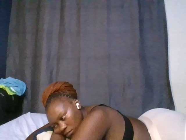 Pretty-vee live cam on BongaCams