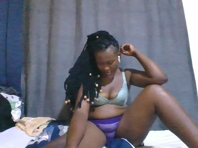 le modèle Pretty-vee est en webcam porno dans un show sur le site bongacams, il possède les tags suivants: Ebony,Brunette,Trimmed