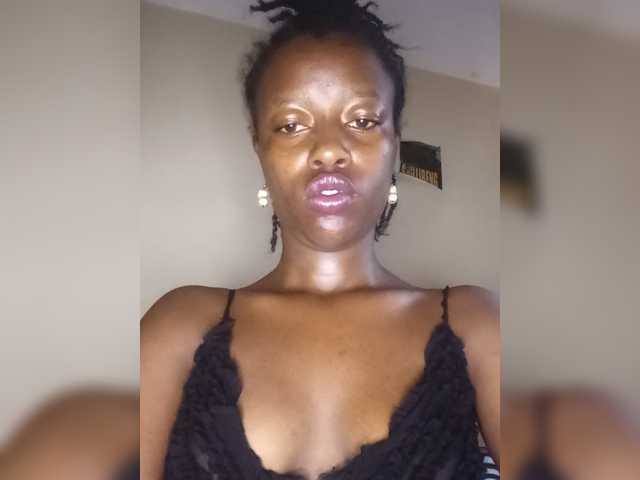 Gigi212, live now on BongaCams