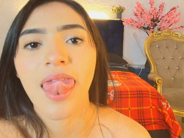 AnttonellaLee live cam on BongaCams