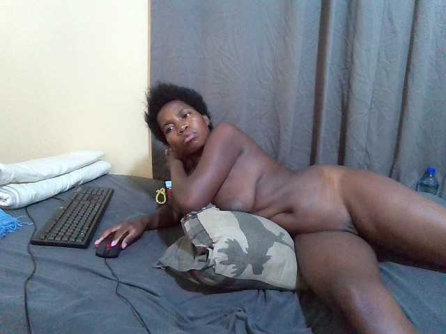 Shes-sexy live cam on BongaCams