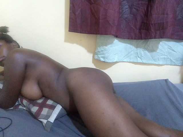 Shes-sexy live cam on BongaCams