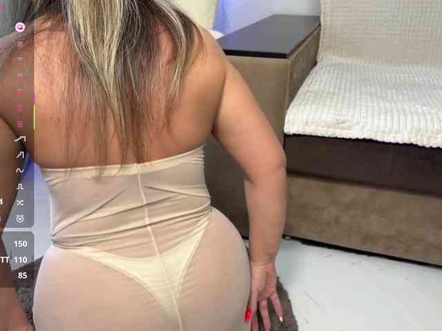 ZlataPeach webcam