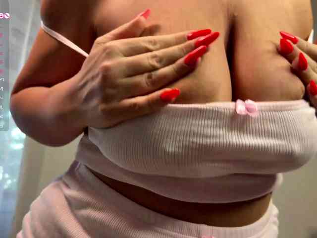 ZlataPeach webcam