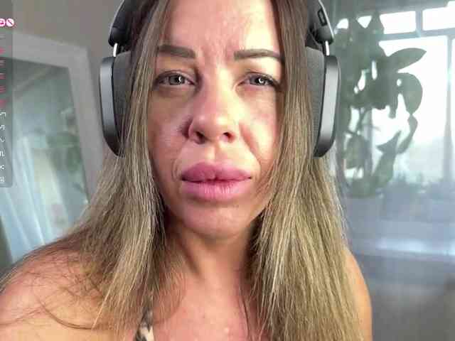 ZlataPeach webcam