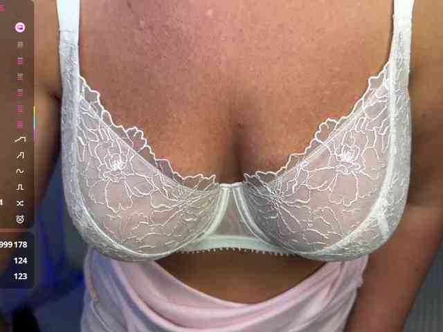 ZlataPeach webcam