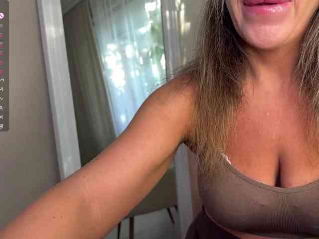 ZlataPeach webcam