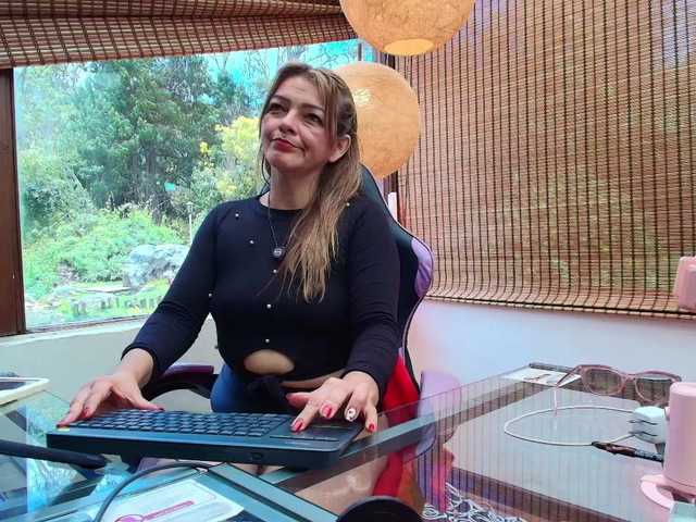 CarolMissoficial live cam on BongaCams