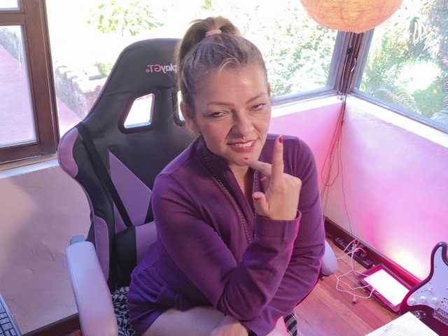 CarolMissoficial live cam preview