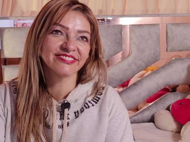 CarolMissoficial live cam preview