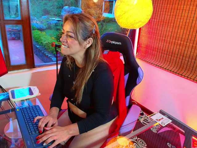 CarolMissoficial live cam on BongaCams