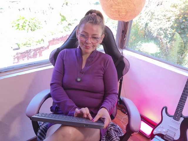CarolMissoficial live cam preview