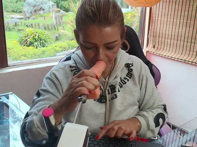 CarolMissoficial live cam on BongaCams