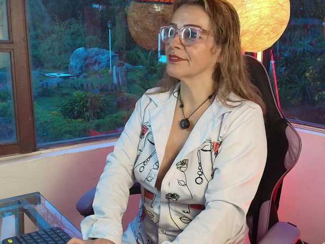CarolMissoficial live cam on BongaCams