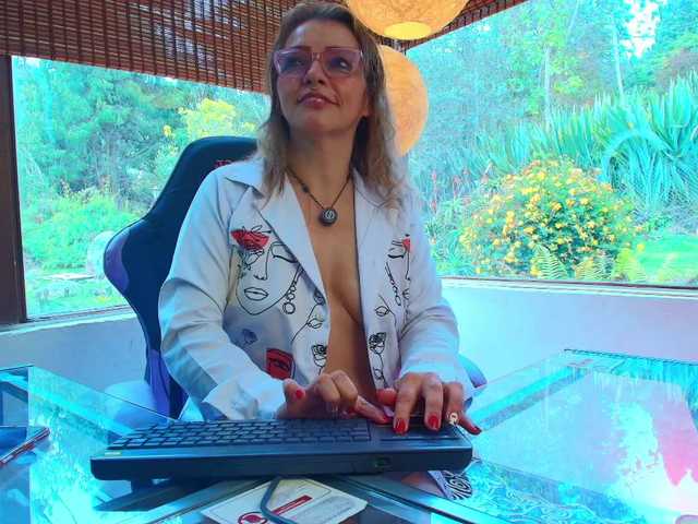 CarolMissoficial live cam on BongaCams