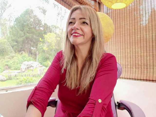 CarolMissoficial live cam on BongaCams