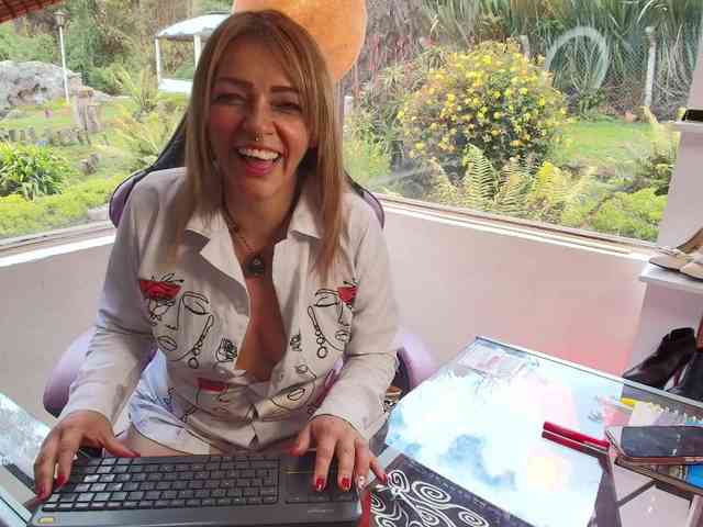 CarolMissoficial webcam